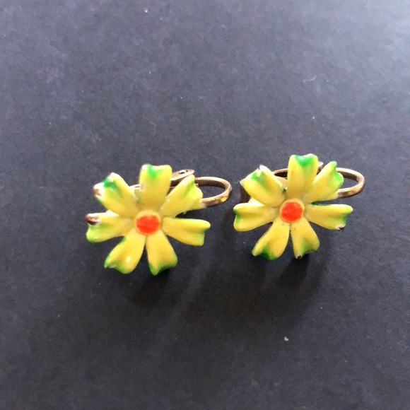 Vintage MCM Painted Metal Flower Brooch and Clip-on Earrings Lot - Picture 10 of 11